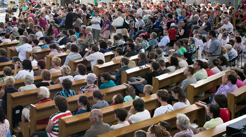 filled-pews-iStock-1174455198
